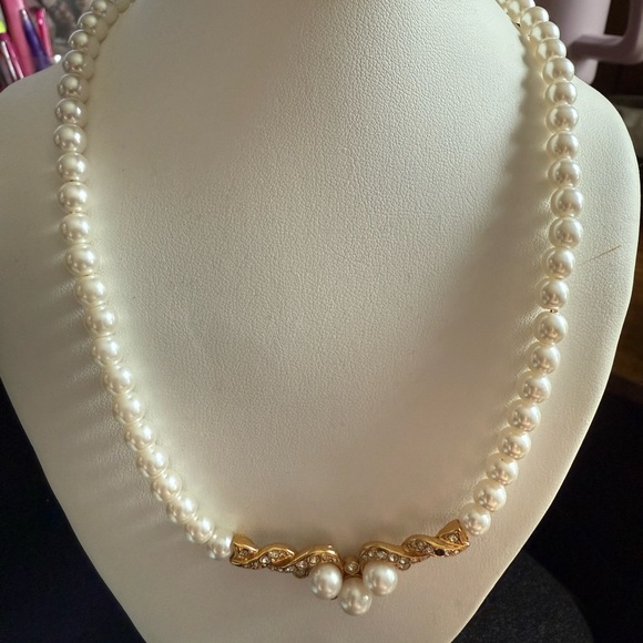 Jewelry - Elegant Pearl Necklace with Gold Accents